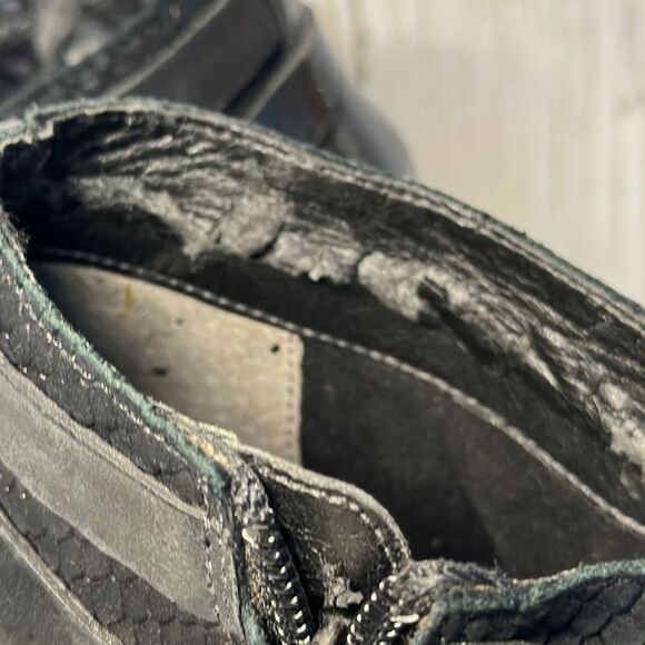 Guess High Heels Womens 7 M Strap Stiletto Side Zips Black Snake Print Leather - Picture 5 of 10